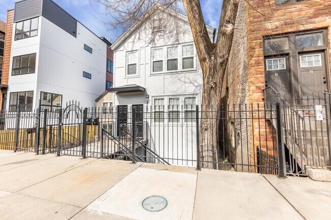 Building Photo - 2112 W 18th Plz