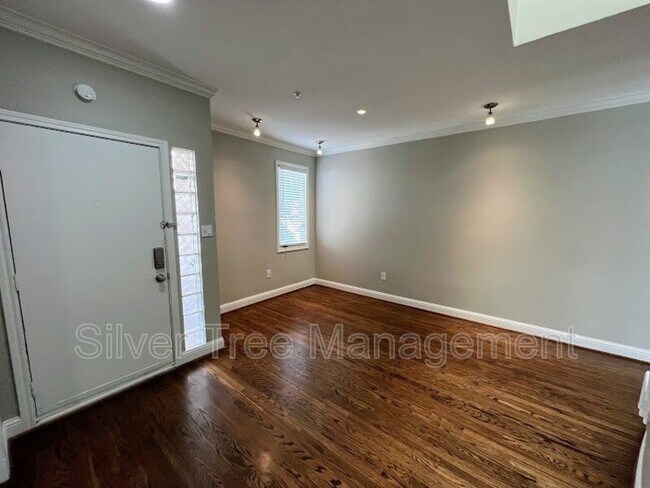 Building Photo - 4040 Avondale Ave