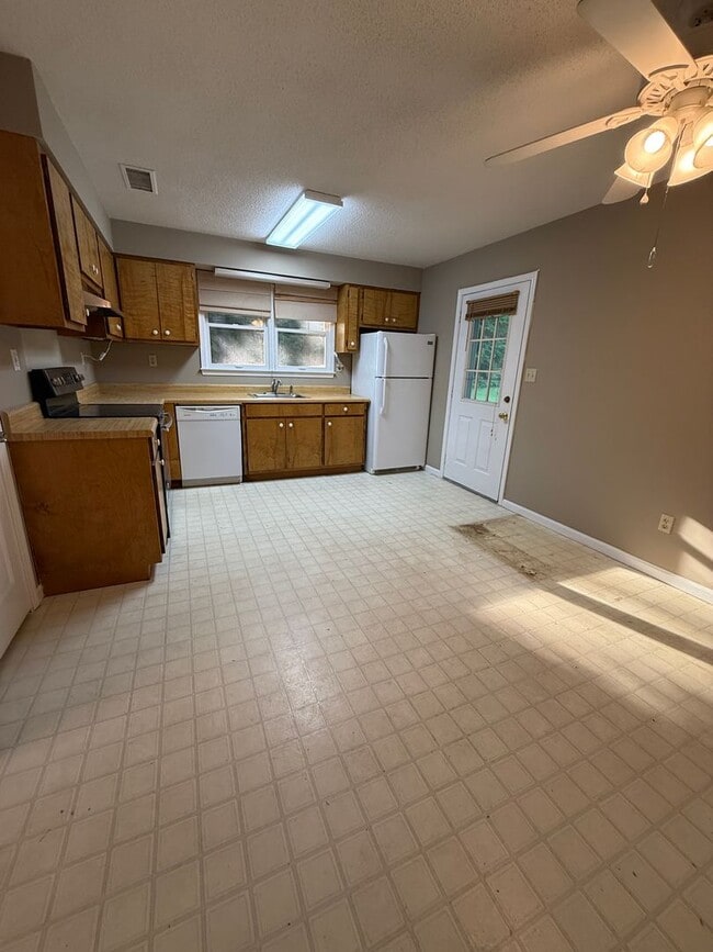 Building Photo - 2 Bedroom 1 Bath Townhome