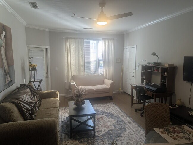 Building Photo - 400 Bucksley Ln