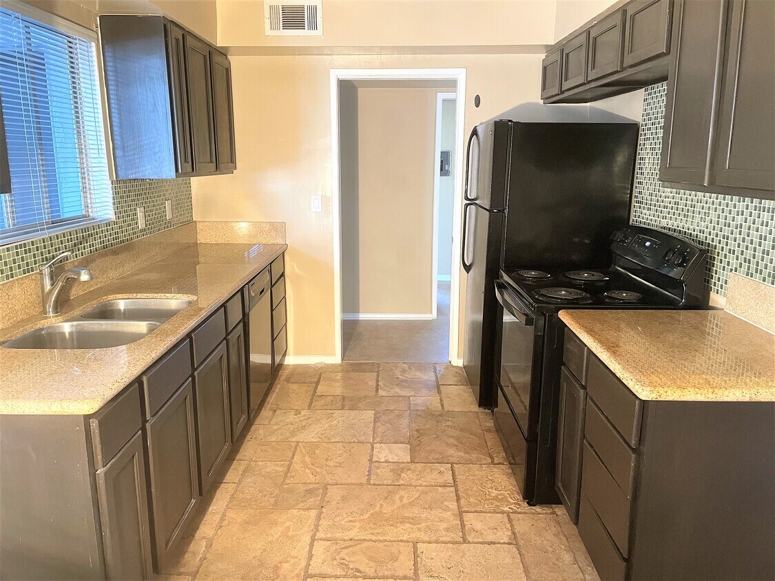 Foto principal - 14414 Addison St