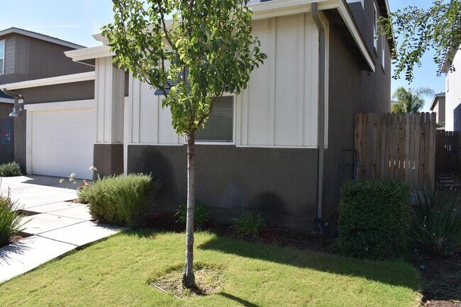 Building Photo - 2382 Explorador Dr