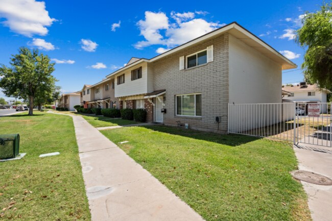 Building Photo - 2Bed/1.5Bath Townhome at Glendale/43rd Ave! Ready for Immediate Move-In!