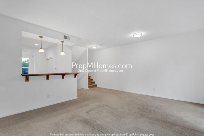 Building Photo - Spacious Townhome in Tanasbourne!