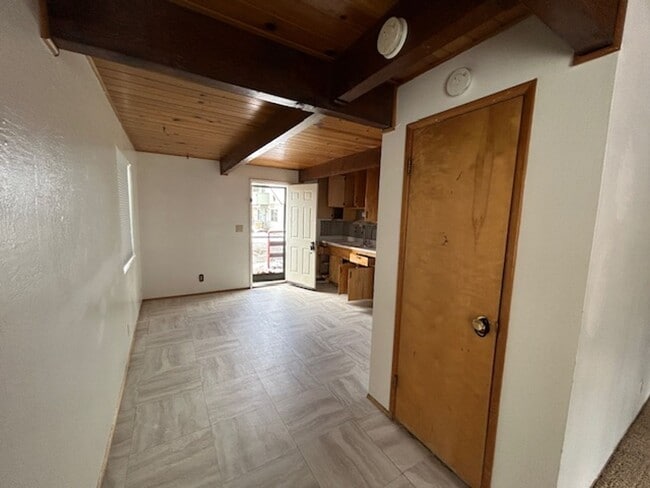 Building Photo - 2 Bedroom on Aeroplane!