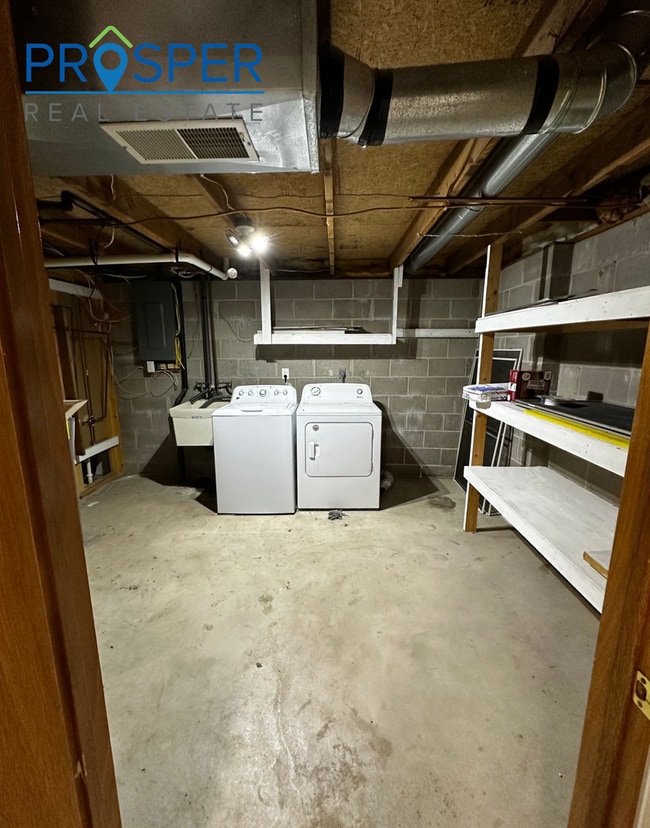 Building Photo - 521 Cedar Dr N