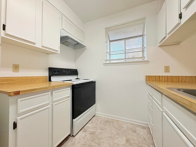 Foto del edificio - 1810 Sylvan Ct