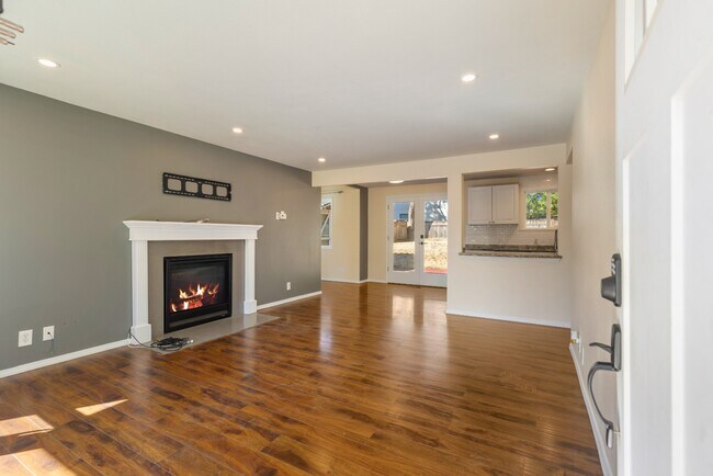 Foto del edificio - Light-Filled 3BR Home w/ Large Fenced in Yard