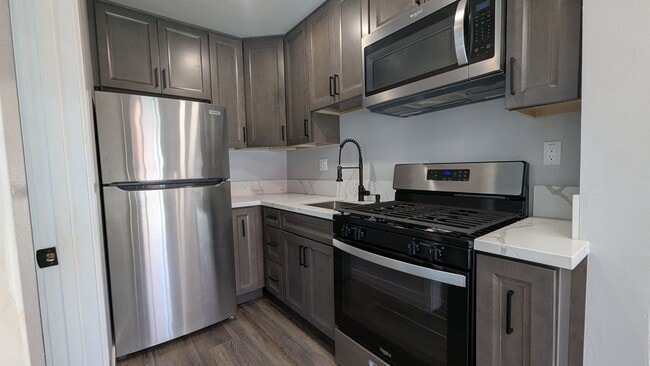 Foto del edificio - Fenced Private Yard in Newer Build Studio Home for Rent, Available Immediately