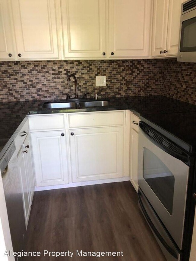Foto del edificio - 2208 Woodside Ln