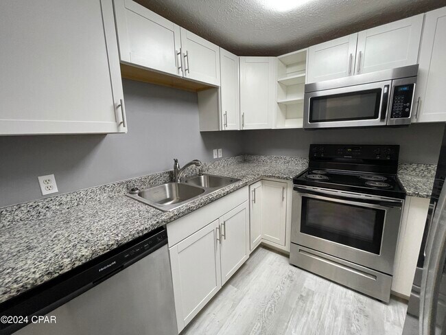 Foto del edificio - 816 Bradley Cir