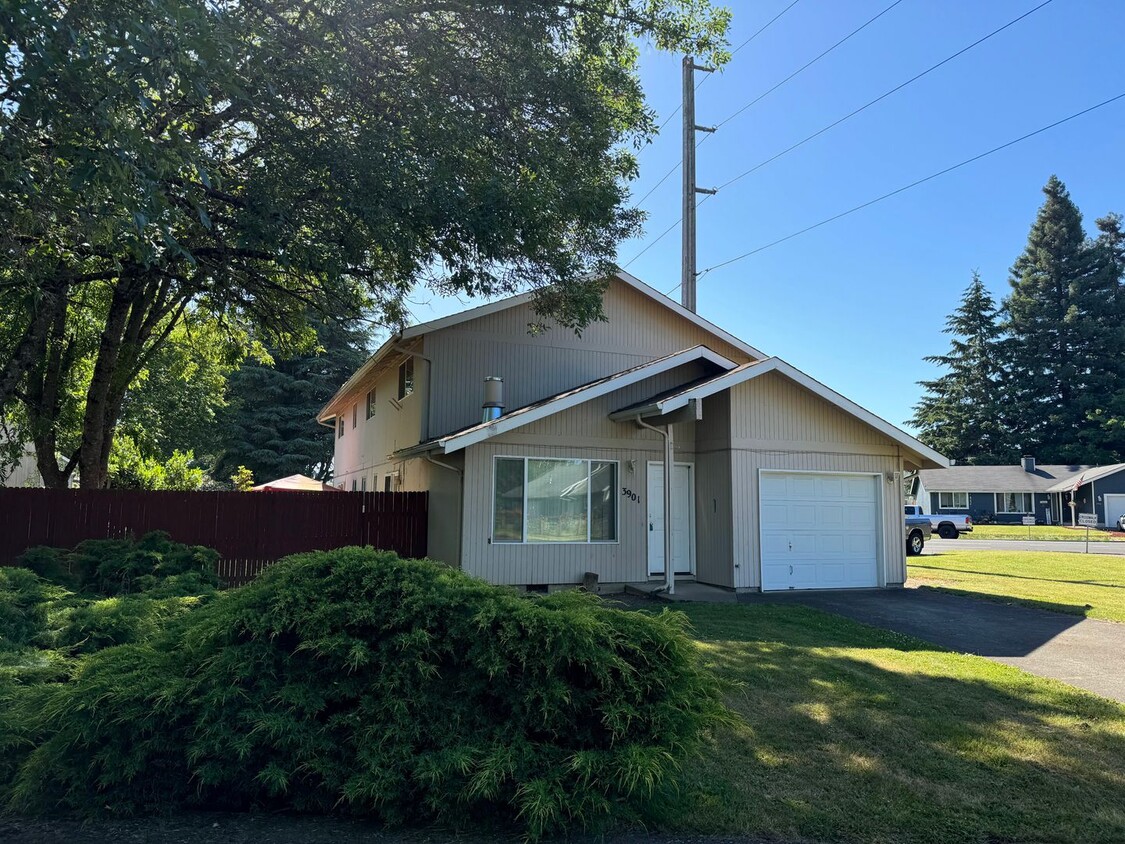 Primary Photo - 2 Bedroom Duplex in Southwest Eugene