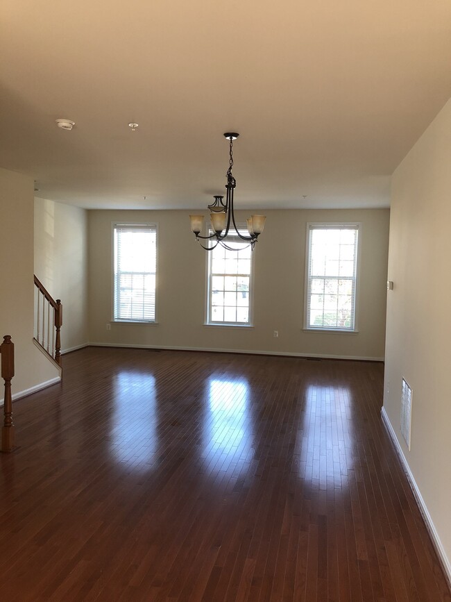 living area - second floor - 9814 Smithview Pl