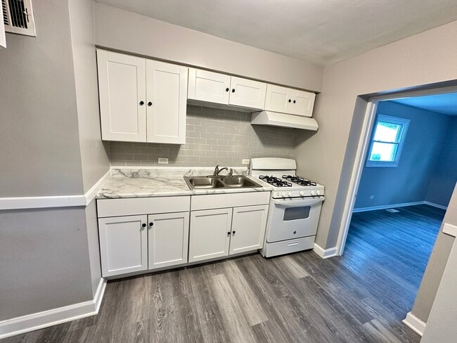 Building Photo - 1581 Kenilworth Dr