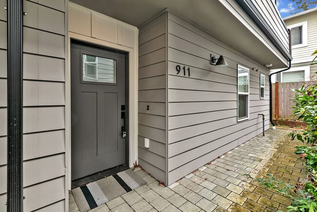 Building Photo - 4bed/4 bath Modern Townhome with High-End ...