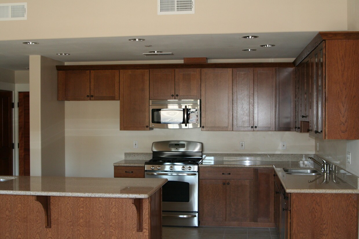 Primary Photo - 140 N Vermont Ave