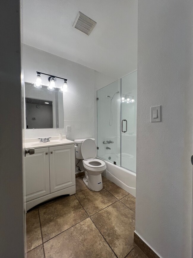 Building Photo - 1447 E Windsor Rd