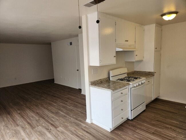 Kitchen - 3041 Elgin Dr