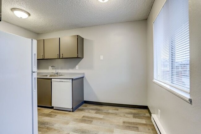 Building Photo - First Month Rent Special! Bright Upper 2-Bedroom with Balcony