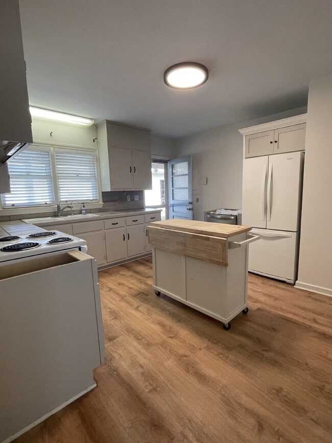 Foto del edificio - For Rent – Stepless Brick Ranch Duplex in ...