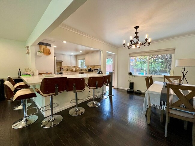 Building Photo - Gorgeous remodeled 2 story 3 bedroom, 3 fu...