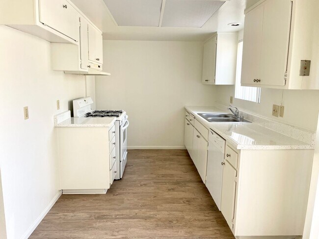 Building Photo - Fire Mountain Townhome with Garage!