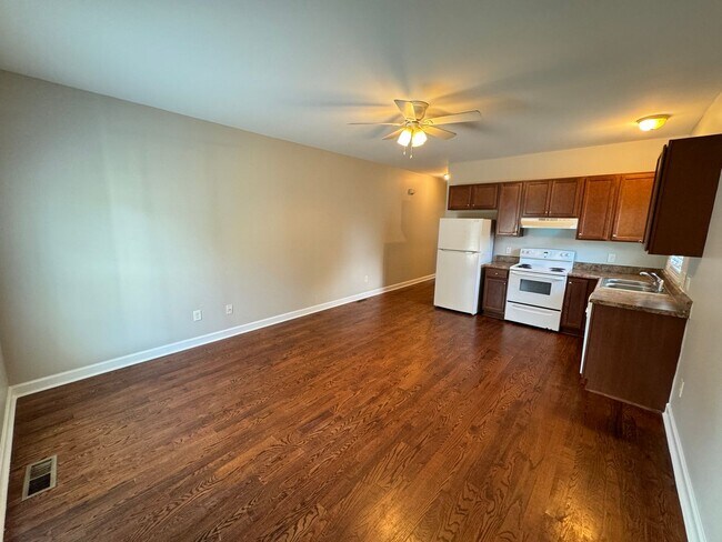 Building Photo - Charming 1 Bed/1 Bath Duplex Near Downtown...