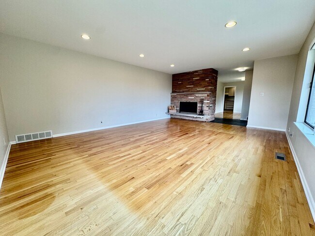 Foto del edificio - Large Mid-Century Home in Magnolia!