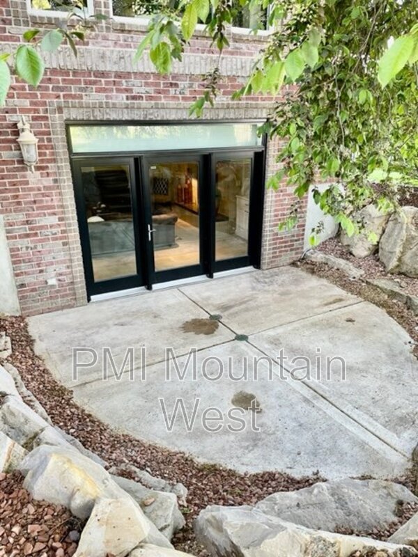 Building Photo - 881 Eagle Ridge Dr
