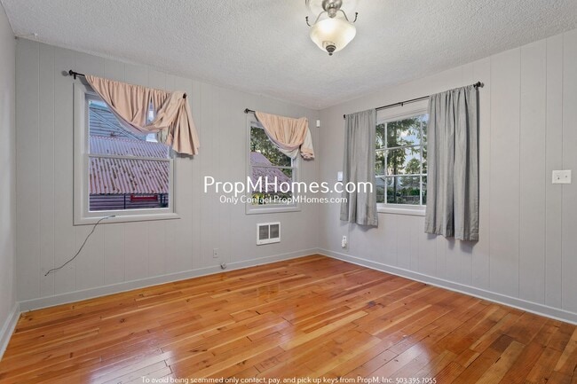 Building Photo - Spacious and Charming 3-Bedroom Home with Bonus Room in Vibrant Hazelwood!