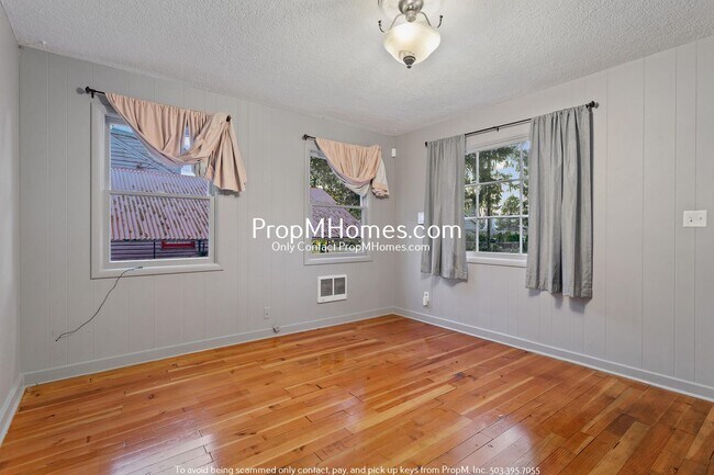 Foto del edificio - Spacious and Charming 3-Bedroom Home with Bonus Room in Vibrant Hazelwood!