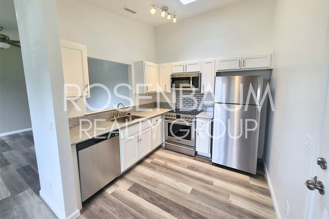 Foto del edificio - Charming 2-bedrooms, 2-baths duplex locate...