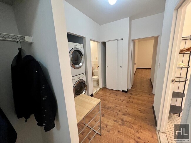 Building Photo - Top Floor w/ In Unit Laundry, Unique Layou...