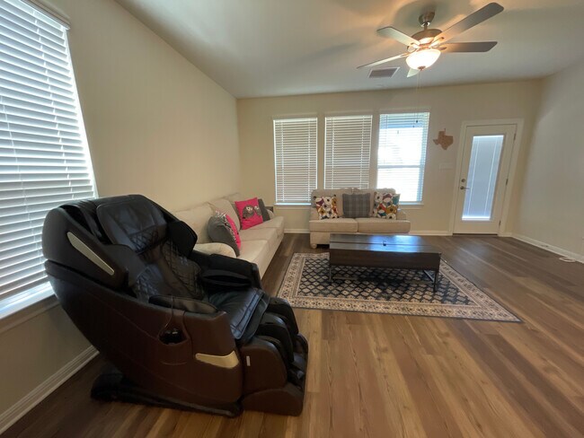 Foto del edificio - Room in House on Regatta Trl