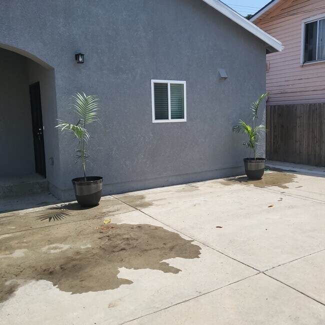 Foto del edificio - 2906-2902 S Palm Grove Ave