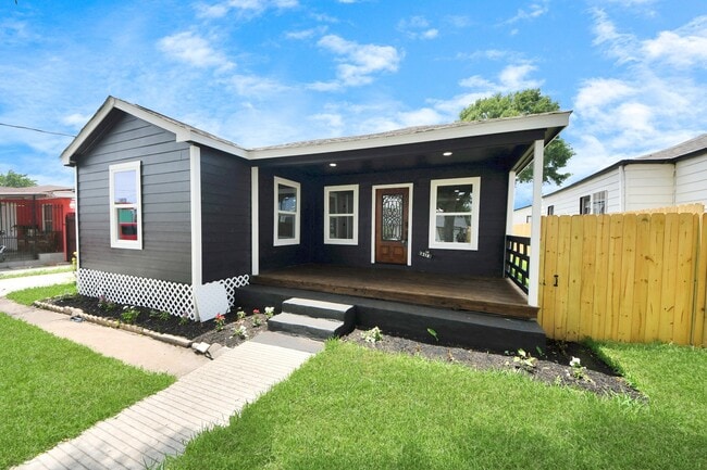 Building Photo - 1218 Des Jardines St