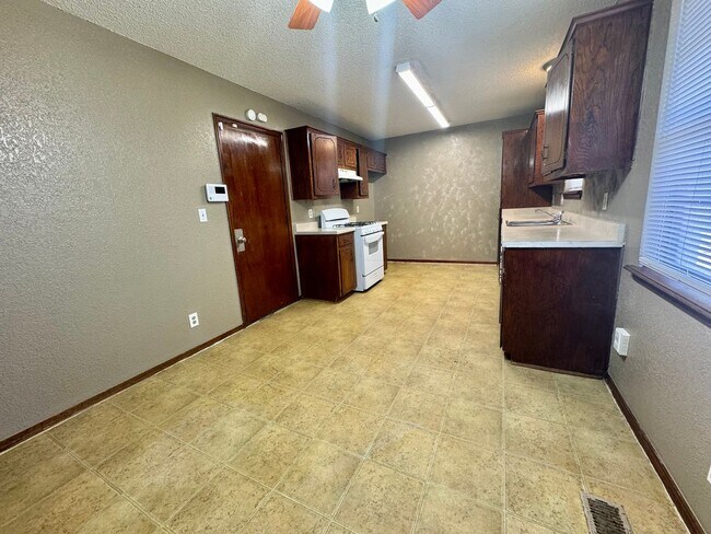 Foto del edificio - 1403 S 121st E Ave