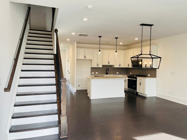 Building Photo - LIKE NEW IN PARK VUE! Townhome located across from Westside Park in Atlanta! MUST SEE!