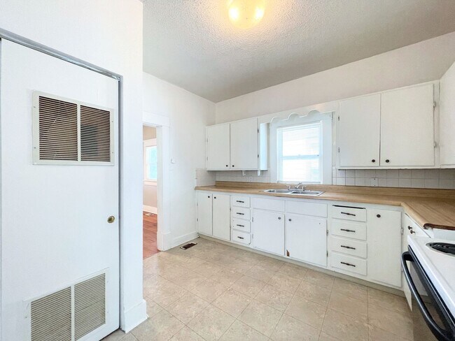 Building Photo - Two Bedroom Home in Quiet Neighborhood