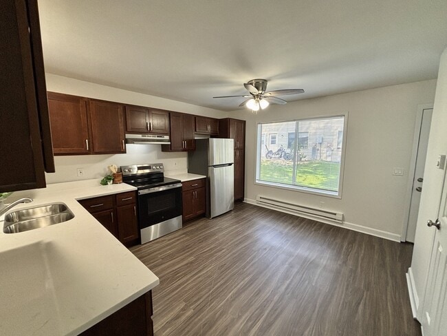 Building Photo - Sundale Townhomes