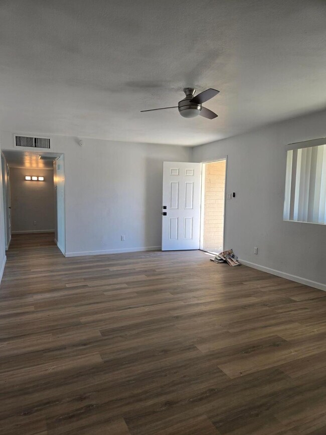 Foto del edificio - 620 E Broadway Ln