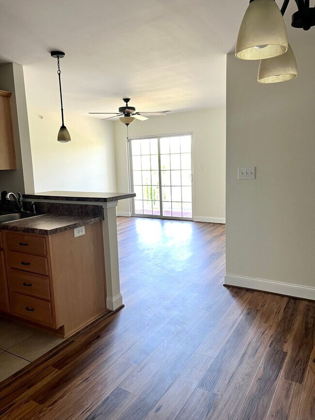 Foto del edificio - 3 bedroom, 2 bath condo with balcony, new floors, and new paint.