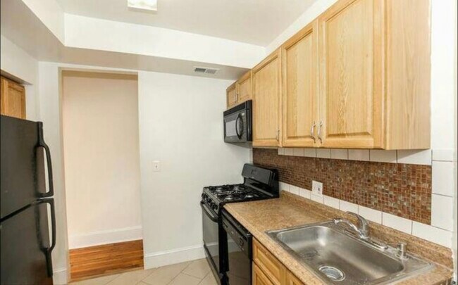 Foto del edificio - 1423 E Street NE, Unit 2nd Fl Front Bedroom