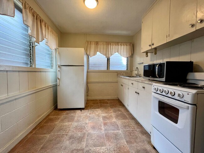 Foto del edificio - Pearl City - 2BR, 1BA House on Duplex Lot w/ 2 Parking Garage