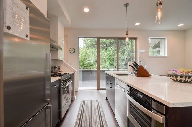 Foto del edificio - 6312 32nd Ave NW