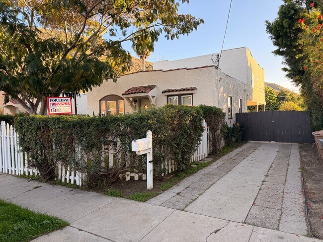 Foto del edificio - Cute home in Ventura Avenues includes garage for storage and a parking spot