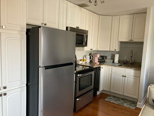 Kitchen - 607 W Wrightwood Ave