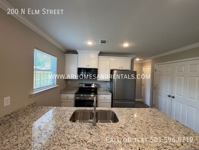 Building Photo - 200 N Elm St