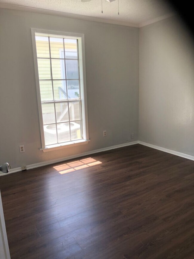 Foto del edificio - Move In Specual Large Duplex in a quiet cu...