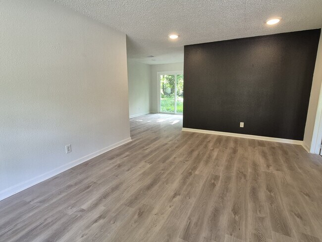 Building Photo - 10221 Bretton Dr